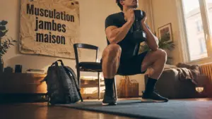 Musculation jambes maison : squat gobelet au salon